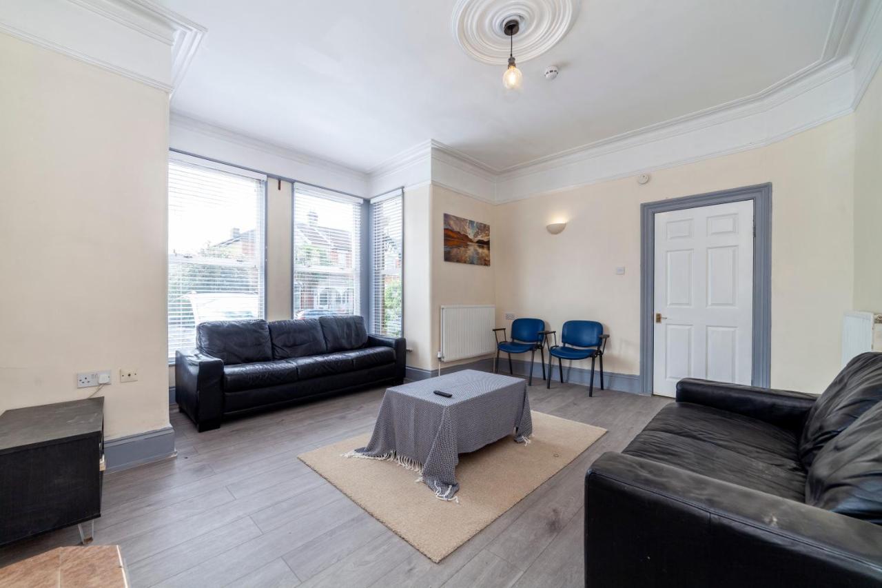 Highlands Gardens Suites Ilford Bagian luar foto